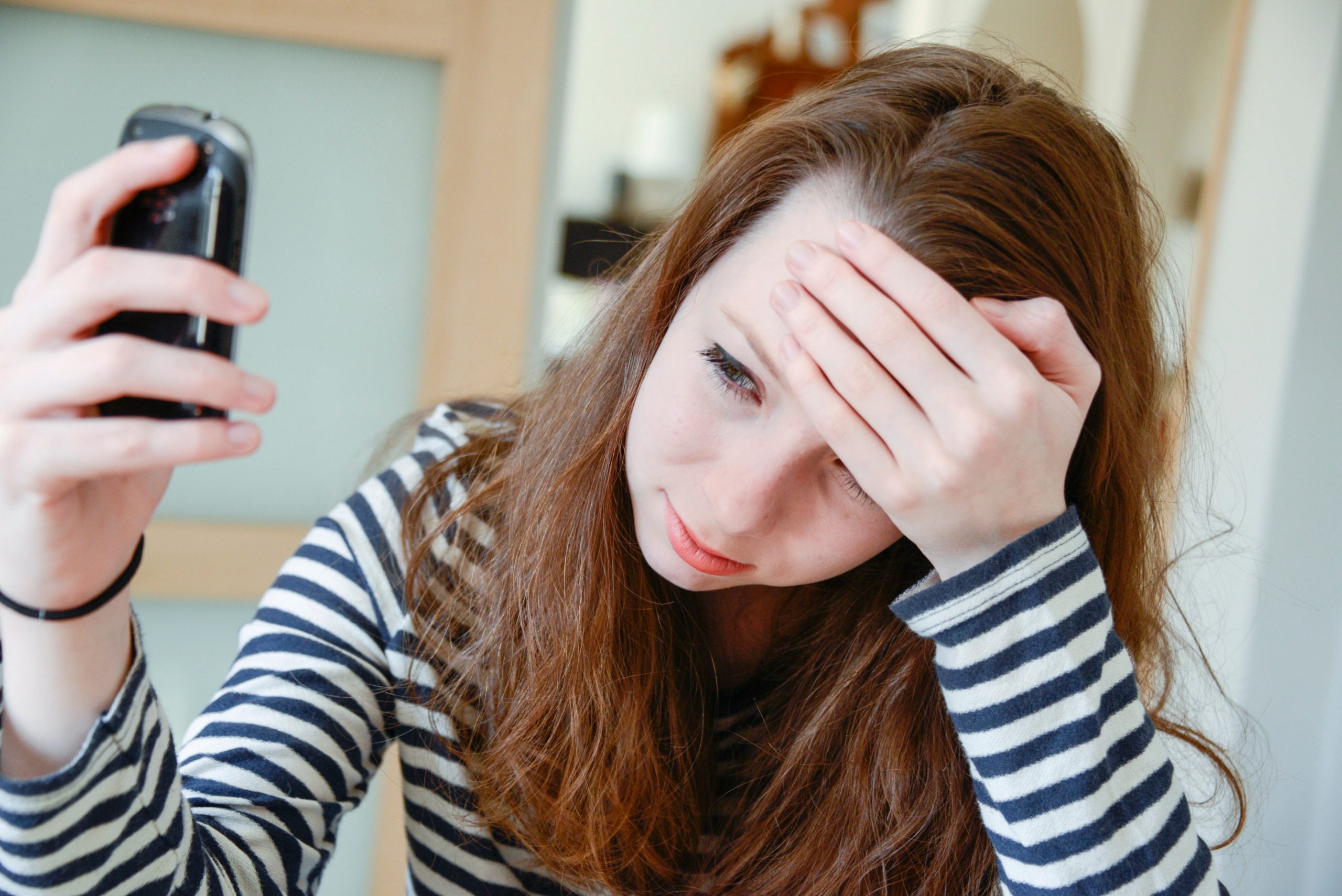 Hărțuirea s-a mutat pe internet. Peste 2.500 de cazuri de cyberbullying raportate la Telefonul Copilului în şase luni