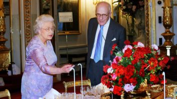 Din culisele bucătăriei regale. Uite ce mănâncă Regina Elisabeta într-o zi și care e alimentul ei preferat