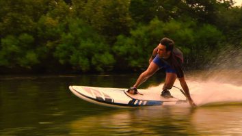 Vrei să te bucuri de senzații tari? Acum poţi să faci surf pe lacurile din ţară