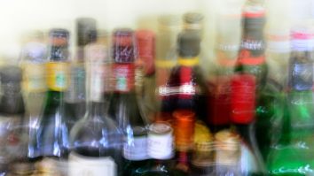 Frați cu băutura. România conduce topul european al alcoolului ieftin