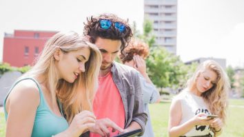 Aproape patru miliarde de oameni sunt online. Câți români au conturi pe rețele de socializare