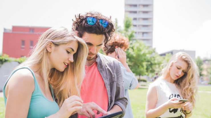 Aproape patru miliarde de oameni sunt online. Câți români au conturi pe rețele de socializare