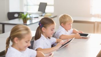 Tabletele sunt noile caiete. Părinții sunt bulversați și nu știu ce rechizite să cumpere înaintea începerii școlii