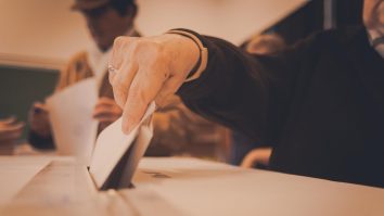 Locuitori unui sat din Brașov nu pot vota pentru că și-au lăsat buletinele la magazinul de unde luau produse pe datorie