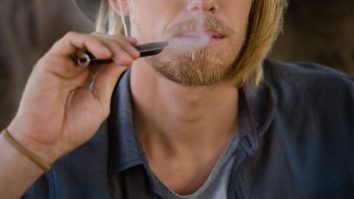 Studiu: Vaporii țigărilor electronice favorizează apariția tumorilor. Companiile de țigări contrazic datele