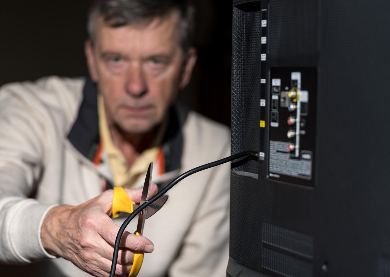 Tot mai mulți români dau cablul clasic TV pe platforme VOD. Ce opțiuni mai ai dacă vrei să vezi și altceva în afara de filme