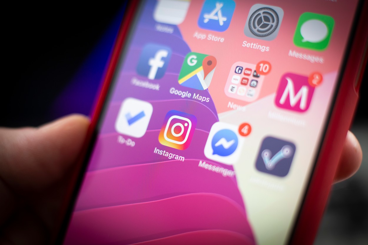 Un bărbat din Arad a fost amendat de jandarmi pentru injurii aduse pe o reţea de socializare