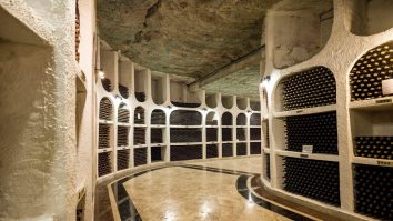 Una din zece sticle de vin din România provin din Republica Moldova