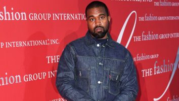 Kanye West se uită la NBA la un televizor de 30 de metri. Uite cât de mic e vărul lui pe lângă ecran