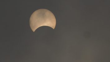 A intrat luna la apă. SUA și India au descoperit lichid cât în 240 de mii de piscine olimpice