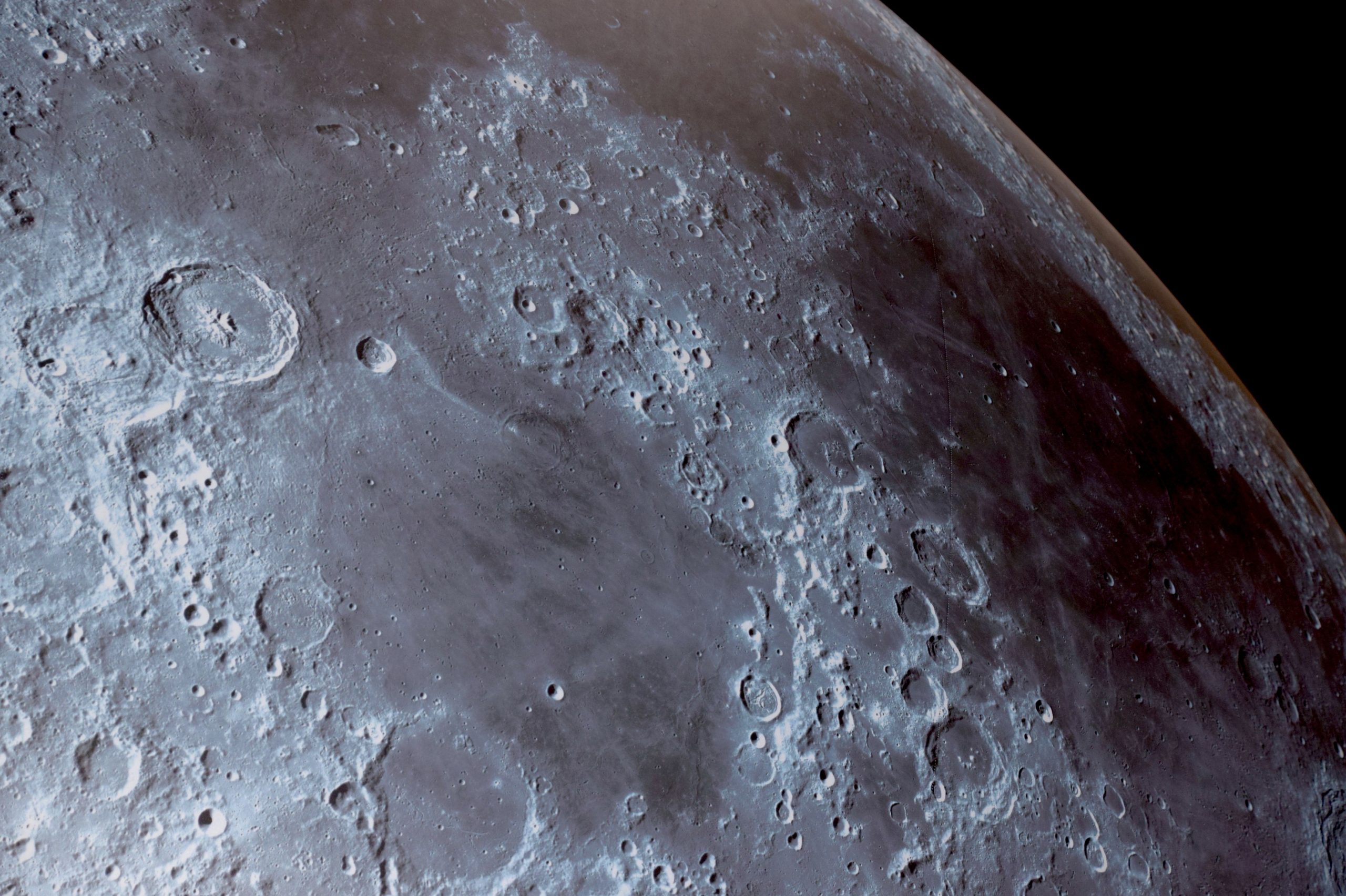 Luna ruginește. Fenomenul ciudat descoperit de cercetători