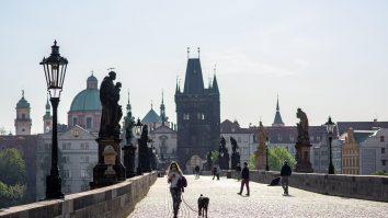 Cehia instaurează din nou starea de urgență, după raportarea a 1.960 de cazuri noi. Comparația cu România