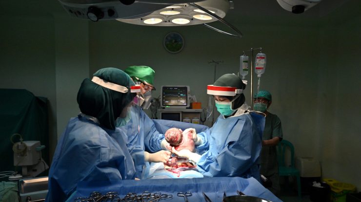 Tehnica creării bebelușilor modificați genetic, considerată nesigură de către experti