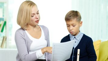 Guvernantele, din nou, la modă. Te ajută dacă nu ai suficient timp să îi porți de grijă copilului tău