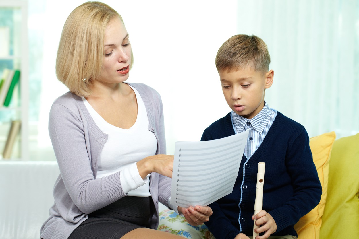 Guvernantele, din nou, la modă. Te ajută dacă nu ai suficient timp să îi porți de grijă copilului tău