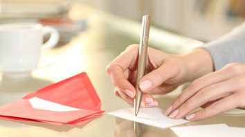 Scrisul de mână e pe cale de dispariţie. Neurologii nu văd cu ochi buni tendinţa