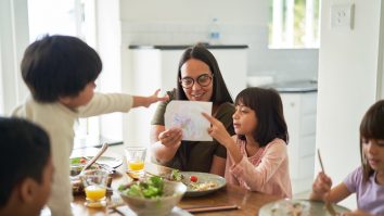 Tu știi cât de bine îi e copilului tău? Unicef plasează copiii români pe primele locuri la sănătatea mentală