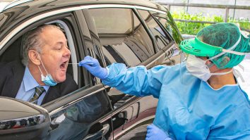 Teste Covid, în loc de mâncare la pachet. S-a deschis un nou drive-thru