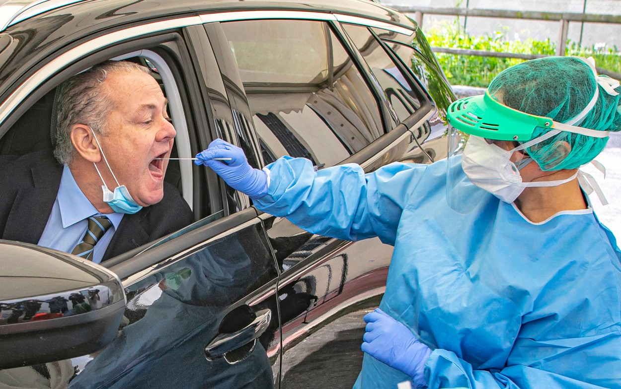 Teste Covid, în loc de mâncare la pachet. S-a deschis un nou drive-thru