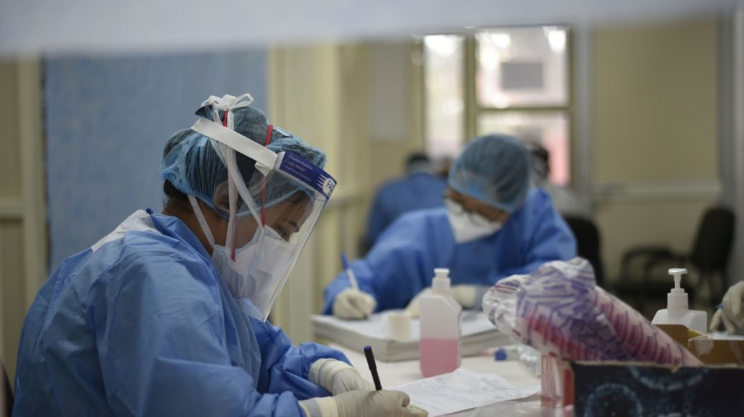 Un chirurg gălăţean îi critică pe guvernanţii care fac pregătiri pentru valul 4