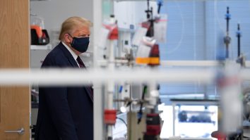 Trump e încrezător. Spune că vaccinul va fi gata peste o lună. Reacția experților