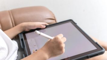 Scenariul roșu devine dramatic. Mii de elevi care ar trebui să învețe online nu au tablete sau internet