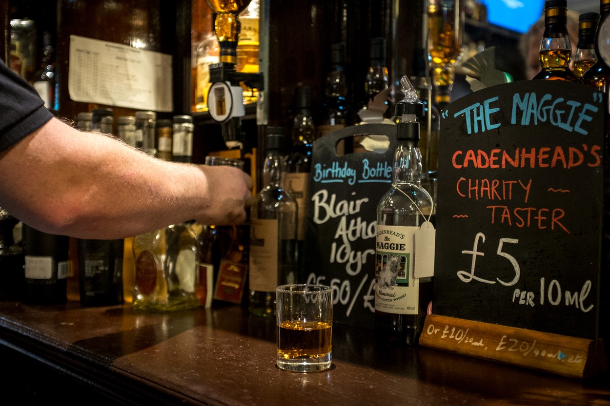 Cum se bea corect whisky și de ce merită să investești în el. Nu se amestecă niciodată cu suc