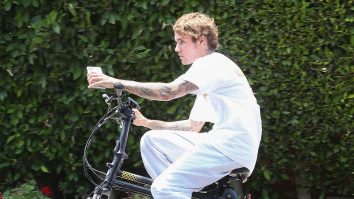 Justin Bieber vrea să se tatueze din cap până-n picioare. Uite ce și-a mai desenat pe piele