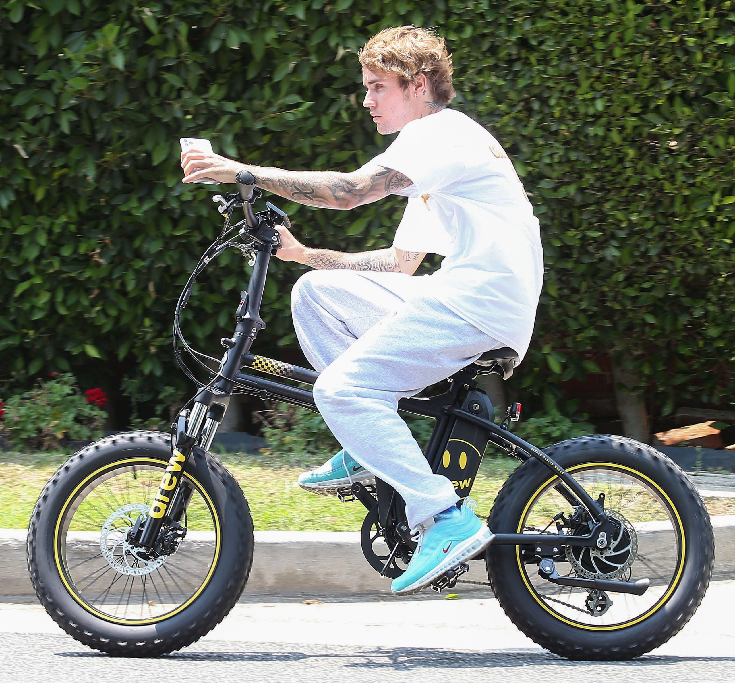 Justin Bieber vrea să se tatueze din cap până-n picioare. Uite ce și-a mai desenat pe piele