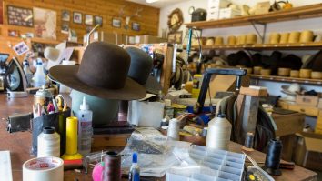 A renunțat la costum și cravată pentru pălării: povestea unui confecționer din Cluj