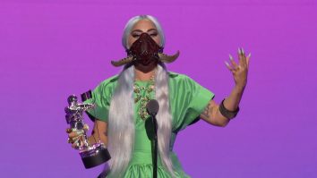 MTV Video Music Awards. Lady Gaga a transformat măștile de protecție într-un accesoriu extravagant