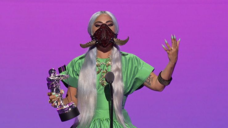 MTV Video Music Awards. Lady Gaga a transformat măștile de protecție într-un accesoriu extravagant