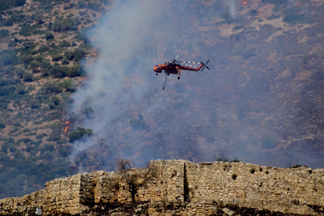 Cetatea antică Micene, din apropiere de Atena, cuprinsă de flăcări