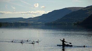 Stand-up Paddle – Sportul hawaian care ajuns și la noi în țară