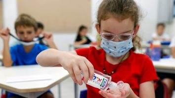 Începe școala, iar dezinfectantul va fi indispensabil. Specialiștii atrag atenția că acesta poate fi periculos pentru copii