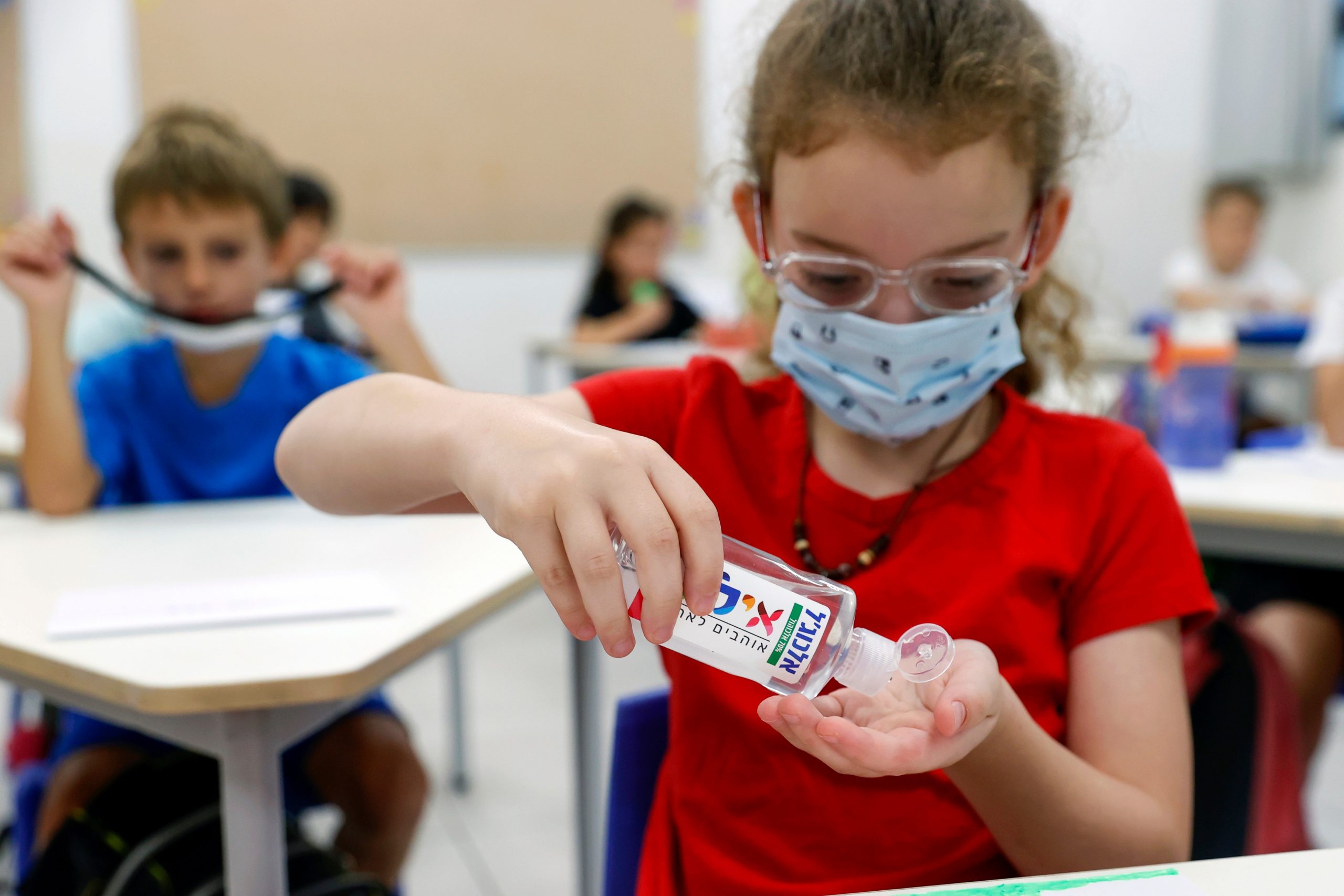 Începe școala, iar dezinfectantul va fi indispensabil. Specialiștii atrag atenția că acesta poate fi periculos pentru copii