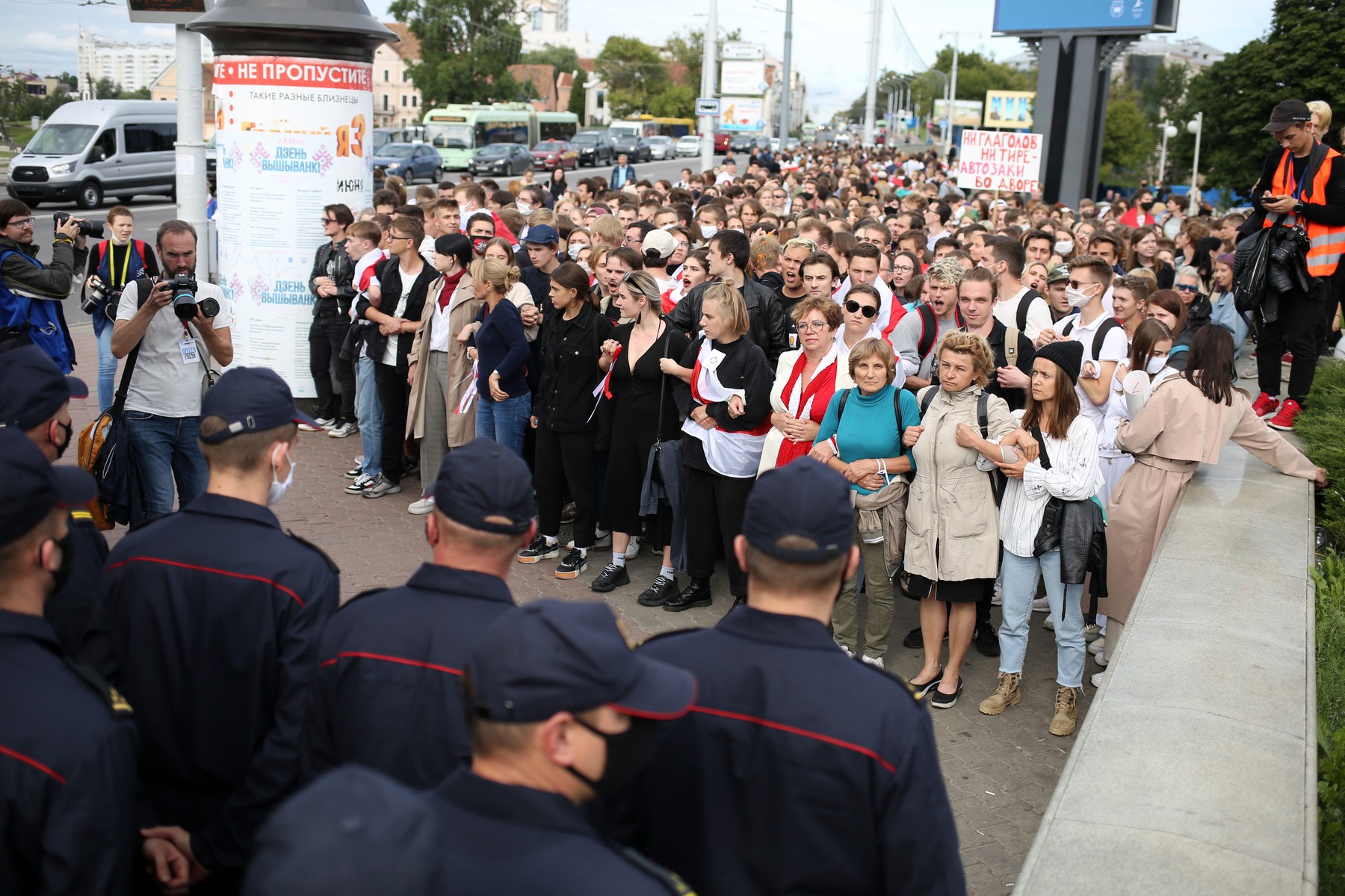 Trupele speciale arestează zeci de elevi și de studenți, ieșiți să protesteze pe străzile din Minsk