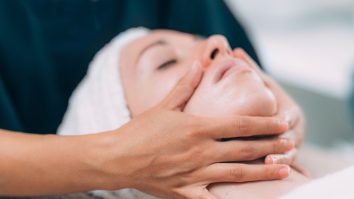 Noul trend când vine vorba de tonifiere a mușchilor feței: masajul rusesc