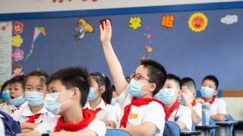 După opt luni de pauză, elevii din Wuhan s-au întors în bănci