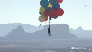 VIDEO David Blaine a zburat cu ajutorul a 52 de baloane umplute cu heliu