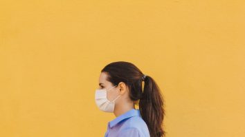 Nu te panica dacă simți că nu ai aer. Purtarea măștii nu îți influențează respirația, spun specialiștii