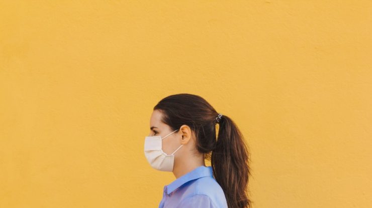 Nu te panica dacă simți că nu ai aer. Purtarea măștii nu îți influențează respirația, spun specialiștii