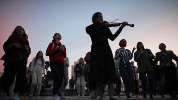 La vita e bela-rus. Protestele femeilor i-au pus în dificultate pe polițiști și jandarmi