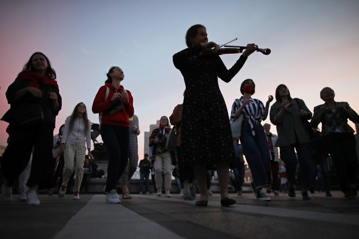 La vita e bela-rus. Protestele femeilor i-au pus în dificultate pe polițiști și jandarmi