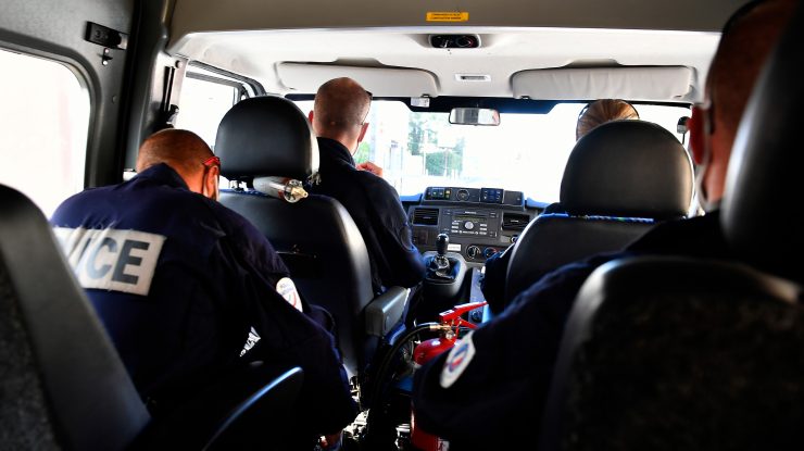 Un reporter francez scoate la iveală cazuri de rasism și violență într-o secție de poliție pariziană