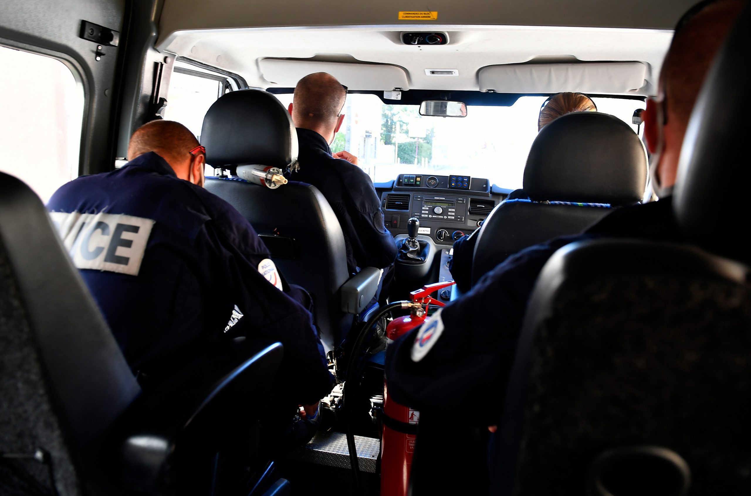 Un reporter francez scoate la iveală cazuri de rasism și violență într-o secție de poliție pariziană