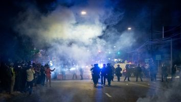 Scoși din minți, scoși în stradă. Sociolog: Covid-19 provoacă protestele, chiar dacă motivele invocate sunt altele