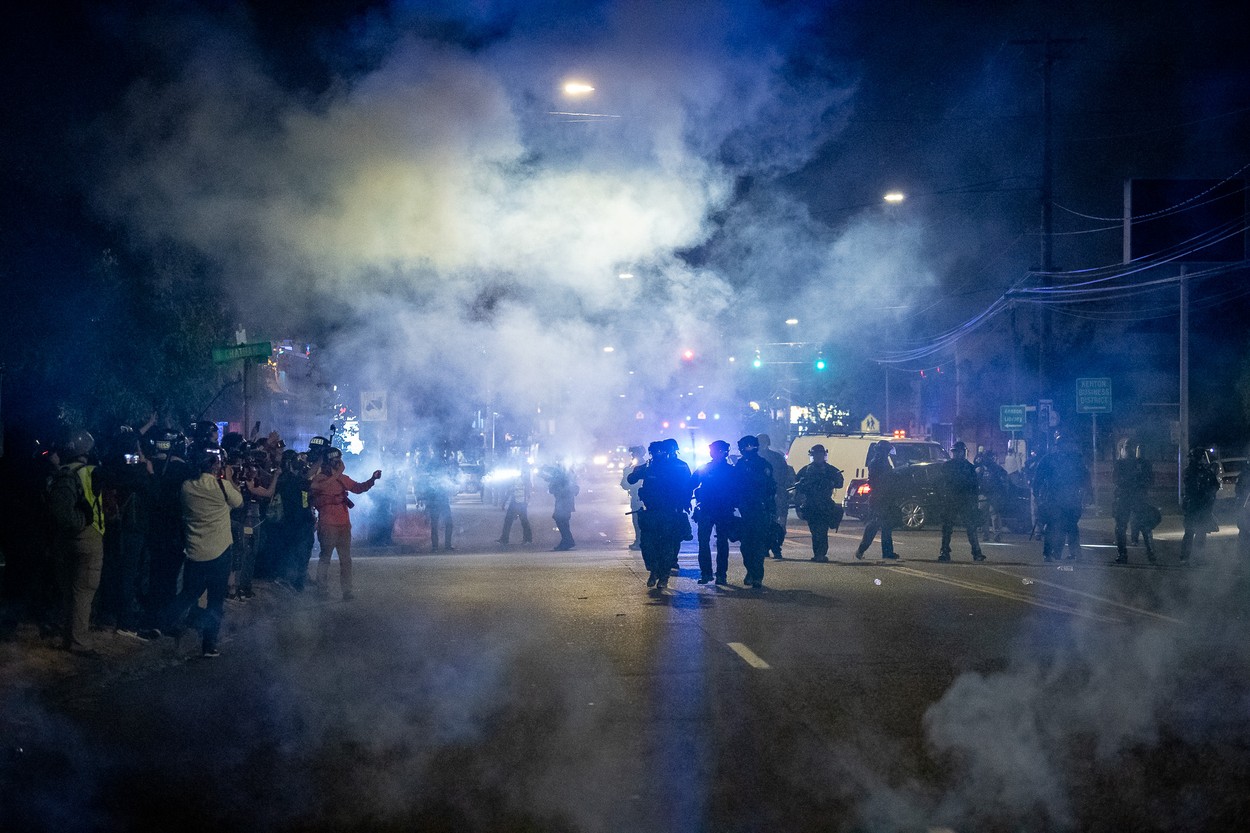 Scoși din minți, scoși în stradă. Sociolog: Covid-19 provoacă protestele, chiar dacă motivele invocate sunt altele