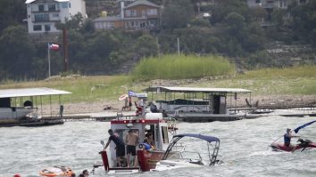 Susținătorii lui Trump, la apă. Ambarcațiunile s-au scufundat în timpul unei parade