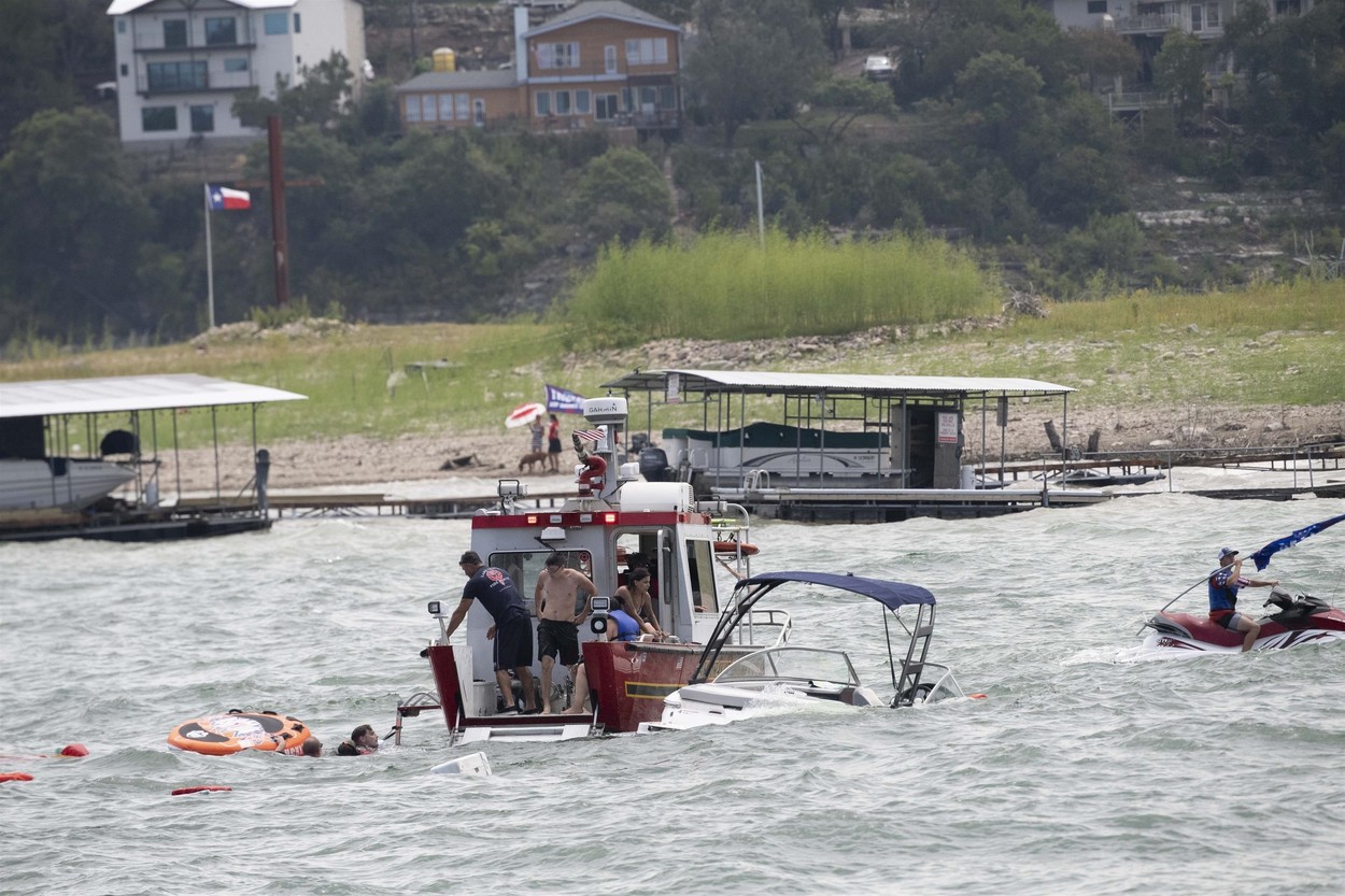 Susținătorii lui Trump, la apă. Ambarcațiunile s-au scufundat în timpul unei parade